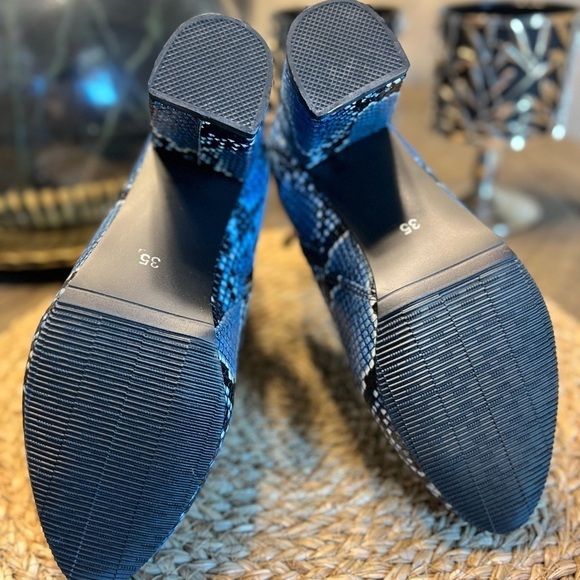 New Blue Snake Print Booties - Size 5 - Picture 6 of 9